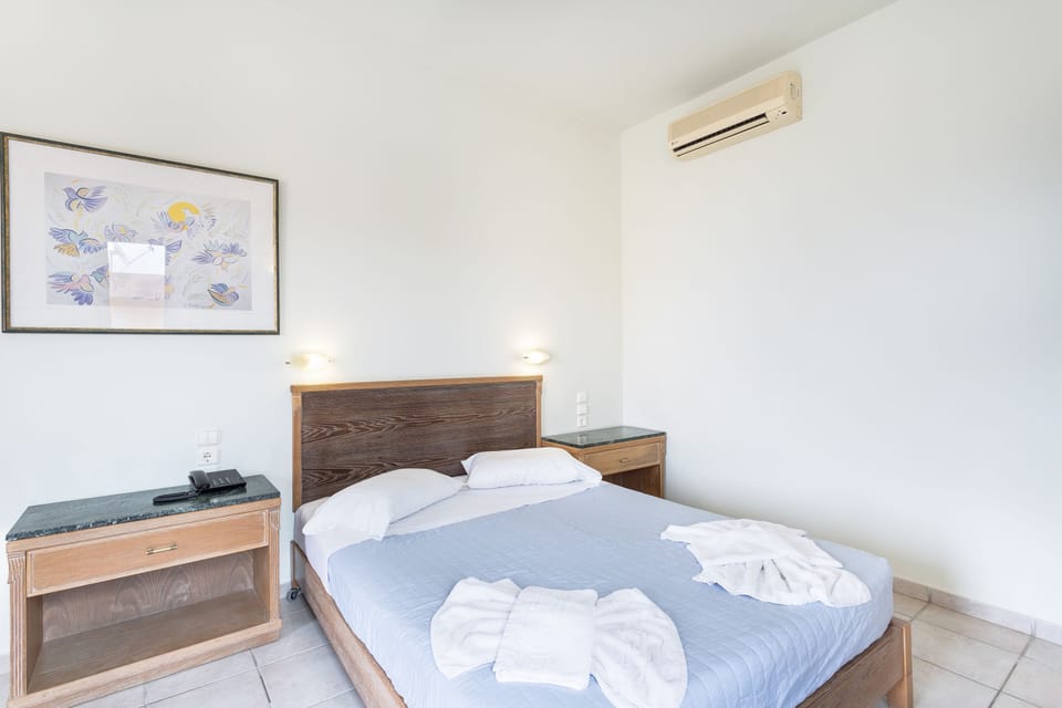 Apartment, Sea View (5 Adults) | Desk, laptop workspace, blackout drapes, soundproofing