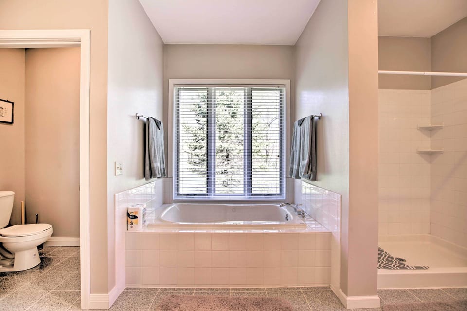 En-Suite Bathroom | Towels Provided