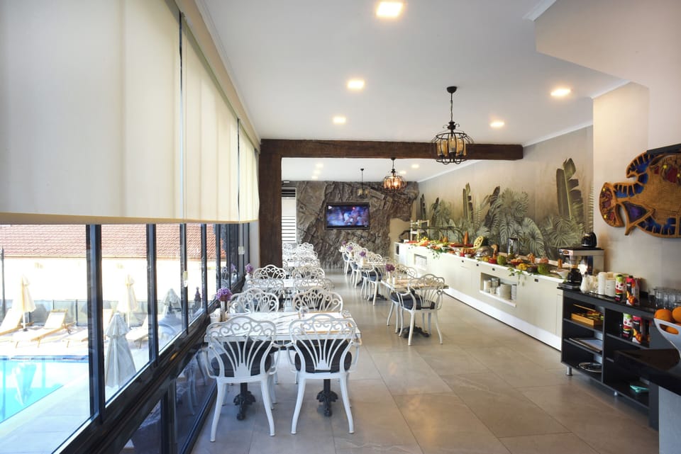 2 restaurants; breakfast, lunch, and dinner served