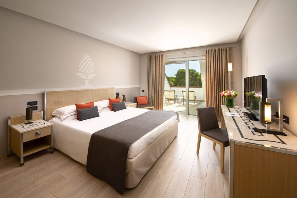 Suite | Minibar, in-room safe, desk, laptop workspace