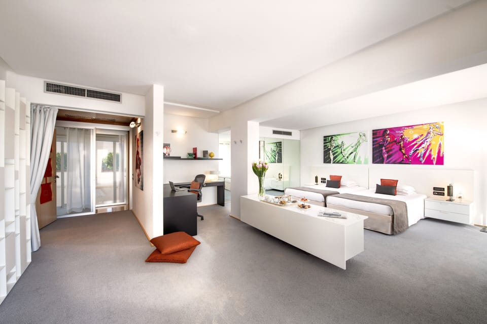Suite | Minibar, in-room safe, desk, laptop workspace
