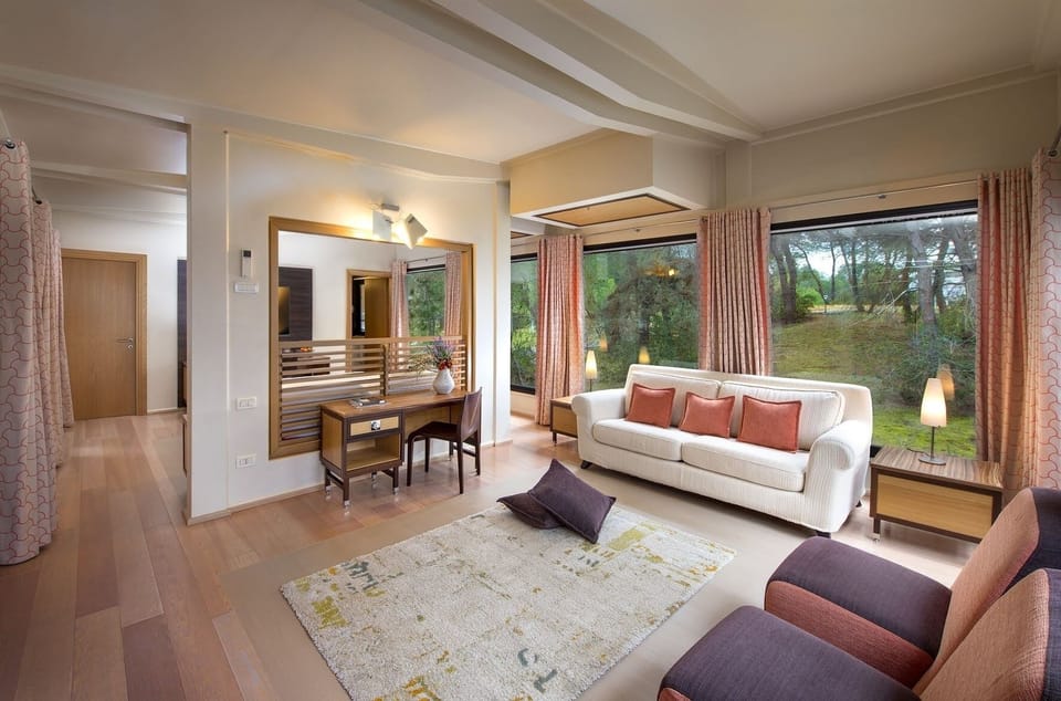 Ecolodge | Minibar, in-room safe, desk, laptop workspace