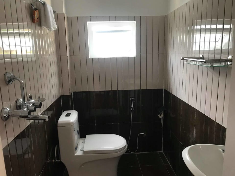 Shower, free toiletries, towels