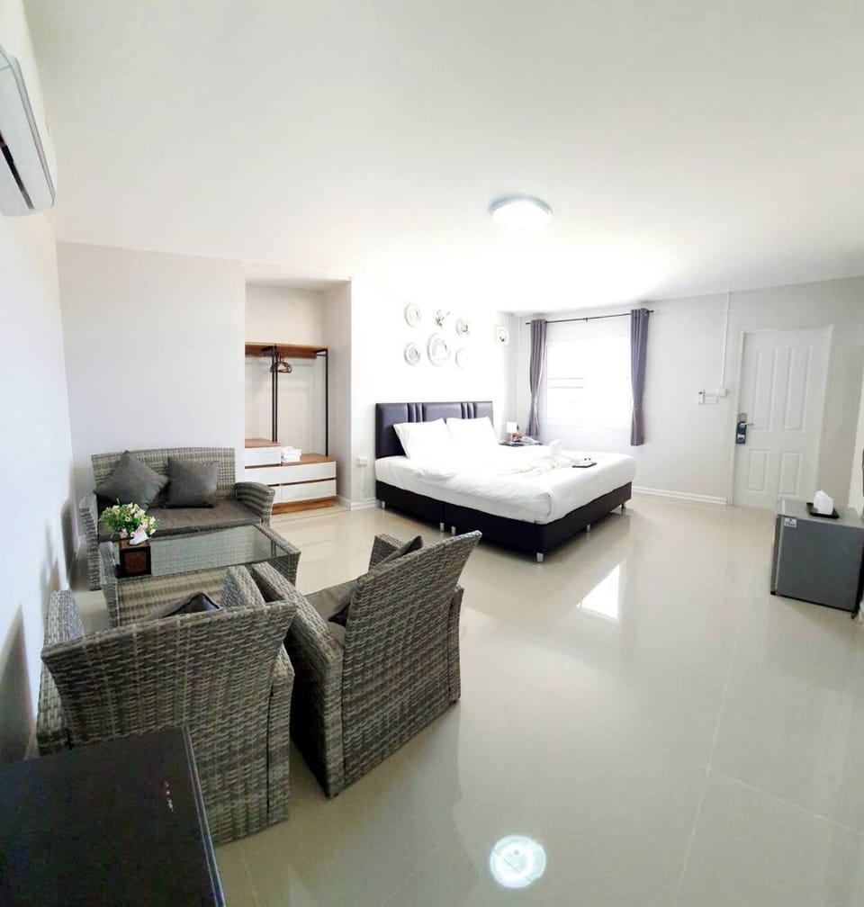 Premium Room | Individually decorated, individually furnished, desk, laptop workspace