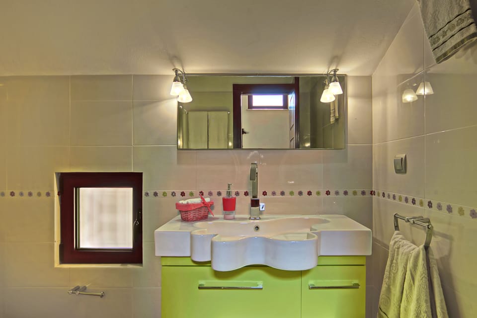 bathroom for bedroom with mezzanine