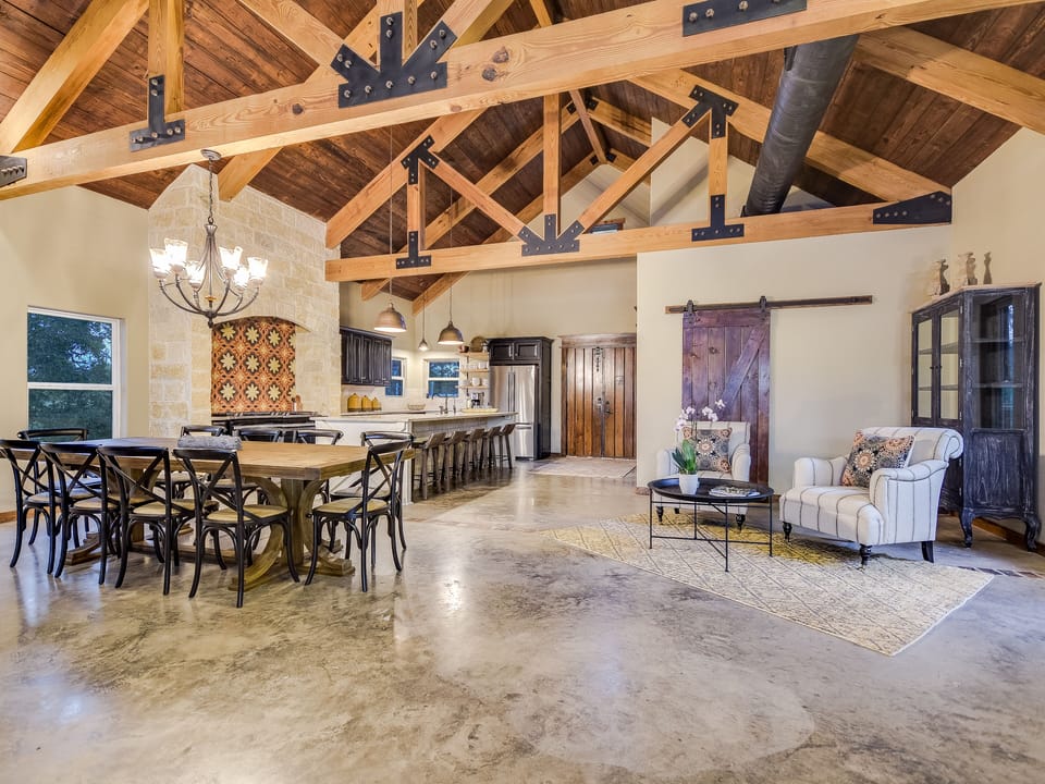 Kitchen & Dining