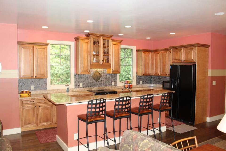 Fully equipped kitchen and extra seats at the bar.
