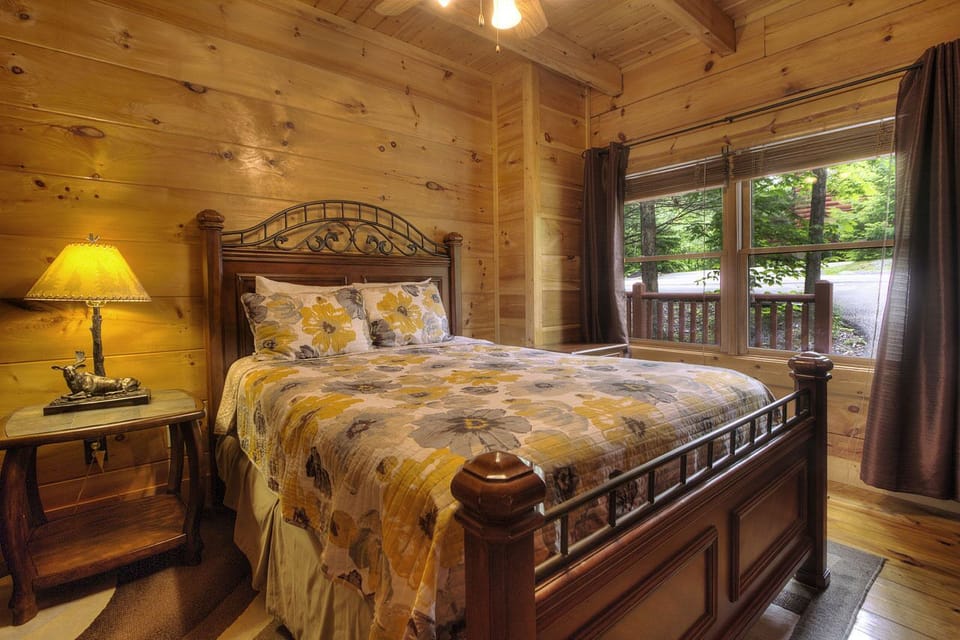 Queen Bed / Lower Level / No Steps 