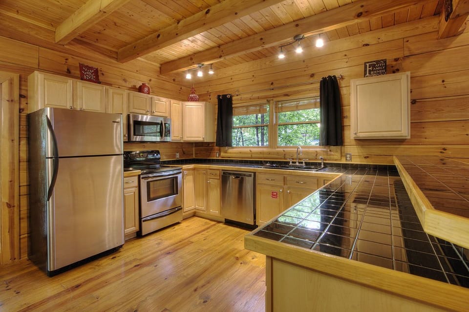 Large Fully Stocked Kitchen 