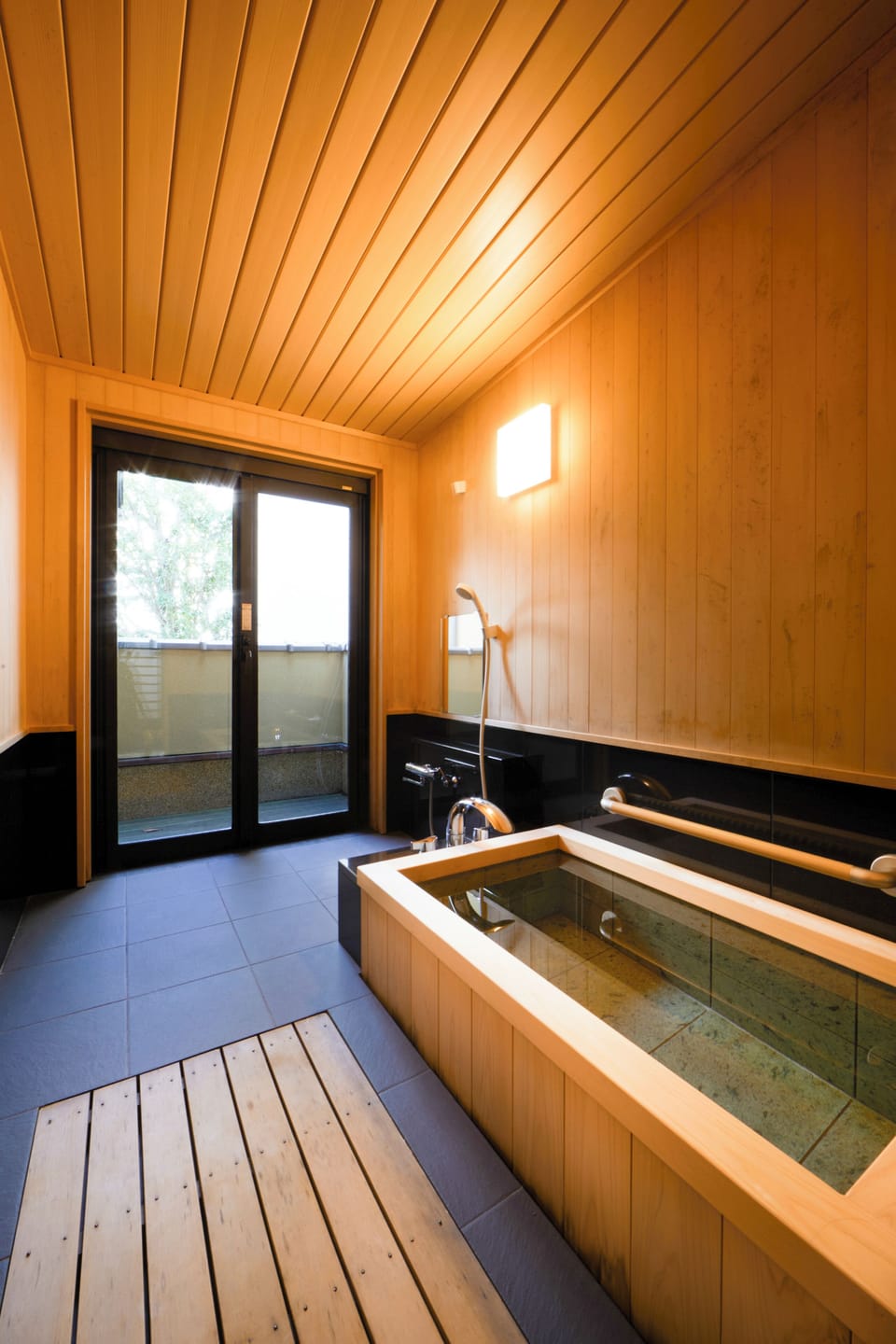 Superior Room, Non Smoking, Sea View | Minibar, WiFi (free), individually decorated, bed sheets