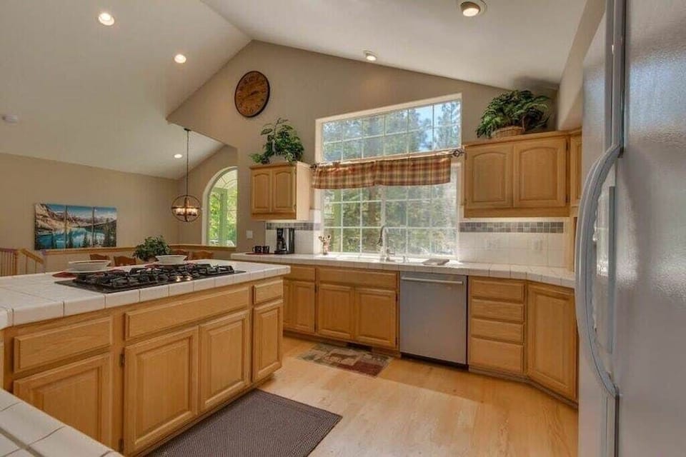 Oak Ridge Retreat Kitchen and Fridge