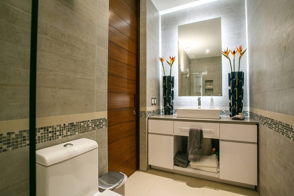 Full guest bathroom