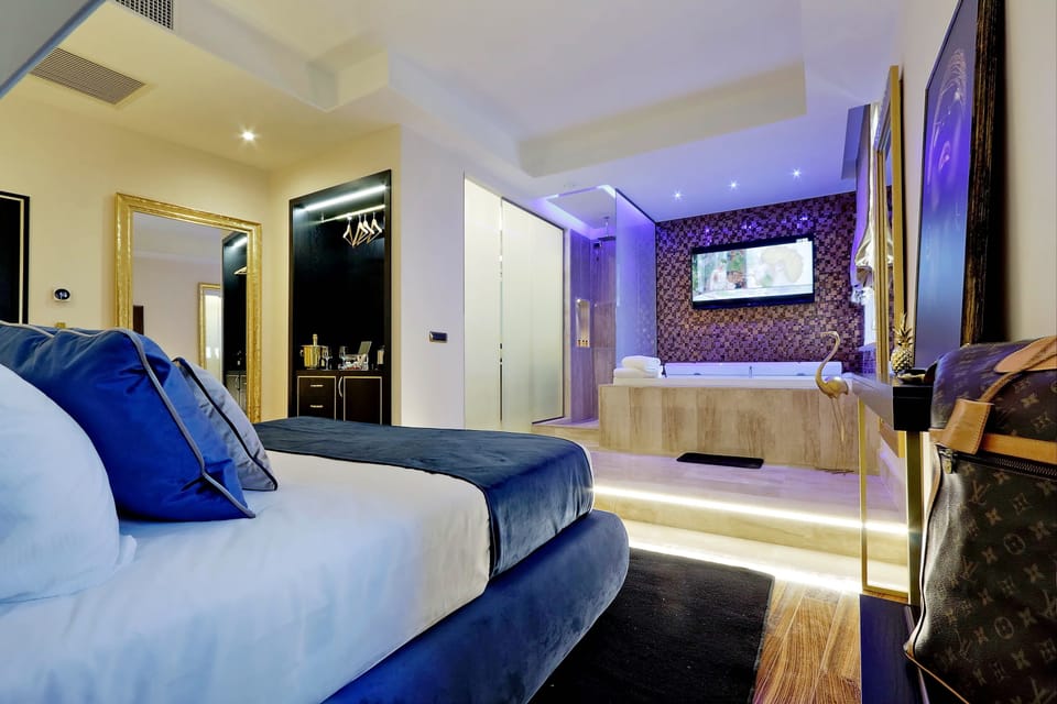 Deluxe Suite, Hot Tub | 1 bedroom, premium bedding, down comforters, memory foam beds