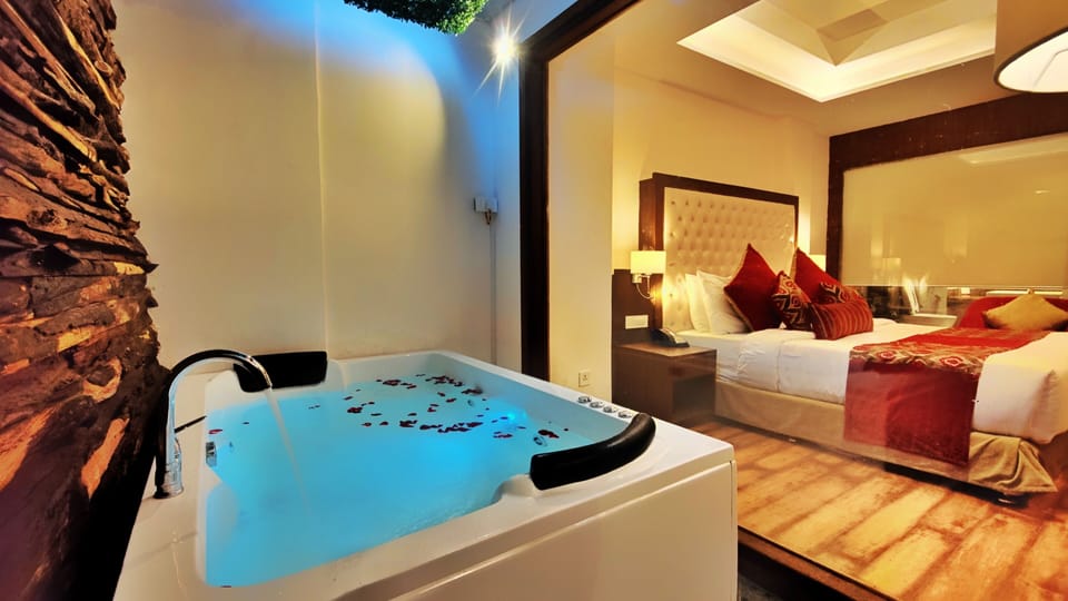 Premium Lounge | Jetted tub