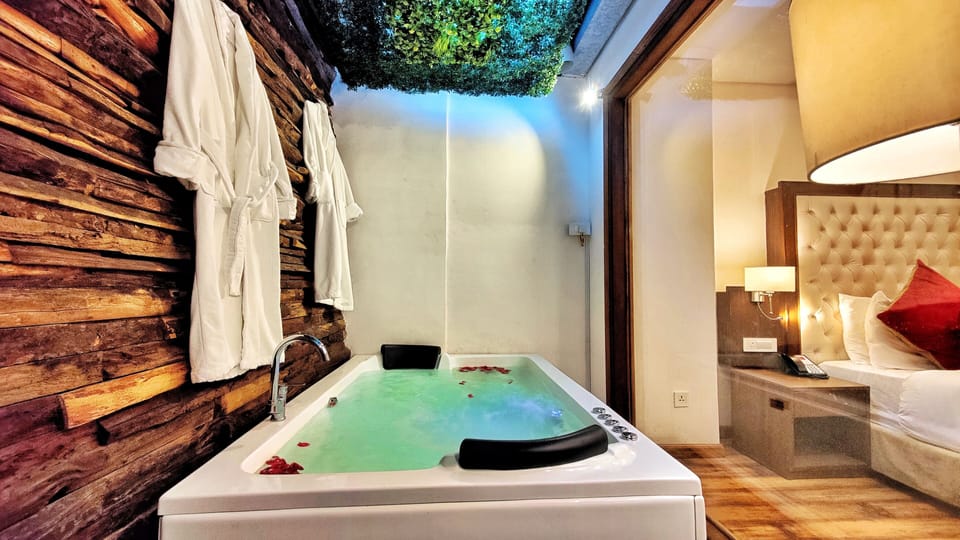 Premium Lounge | Jetted tub
