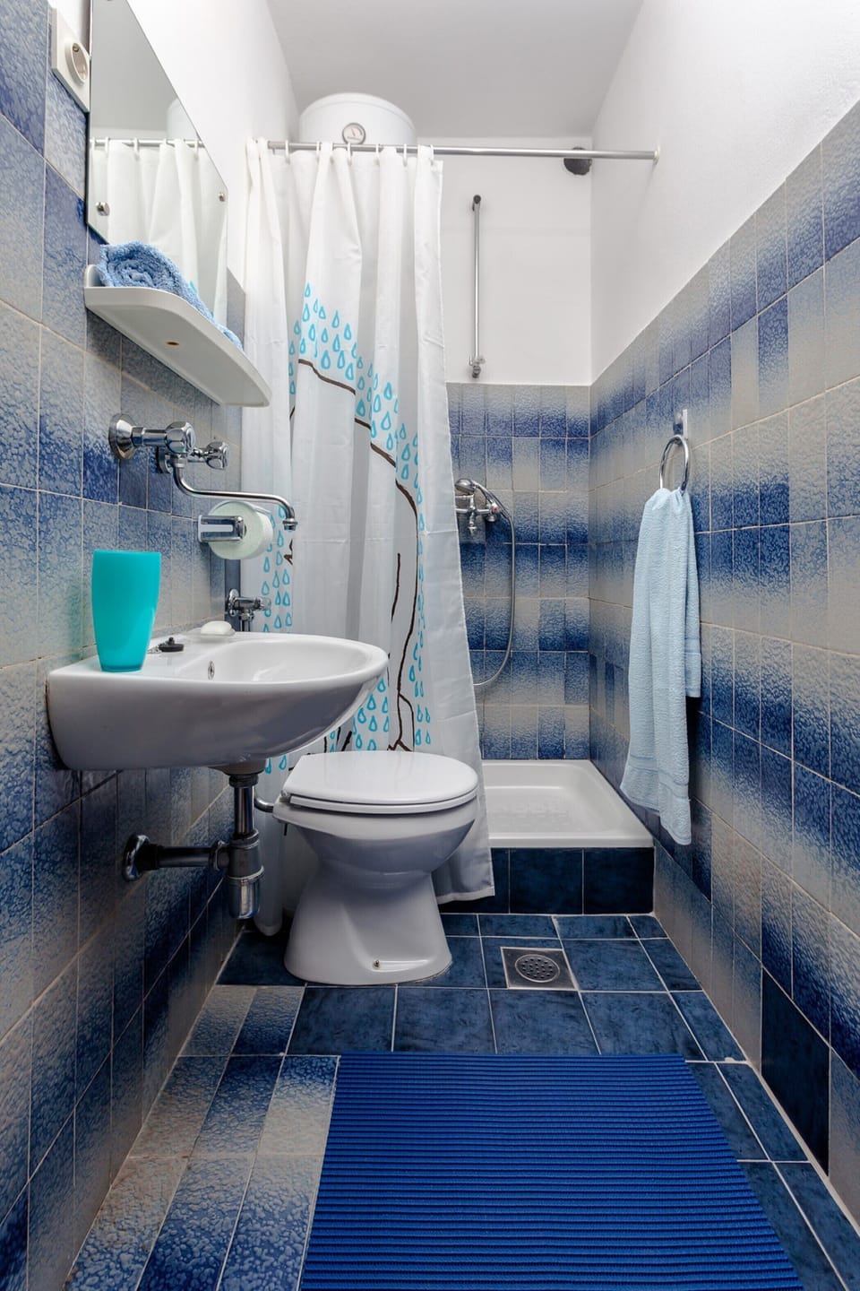 Studio | Bathroom | Free toiletries, hair dryer, towels, soap