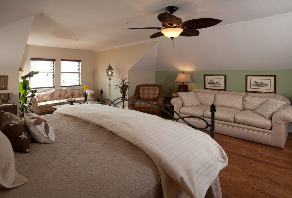 Premium Suite, 1 King Bed | Iron/ironing board, free WiFi, bed sheets