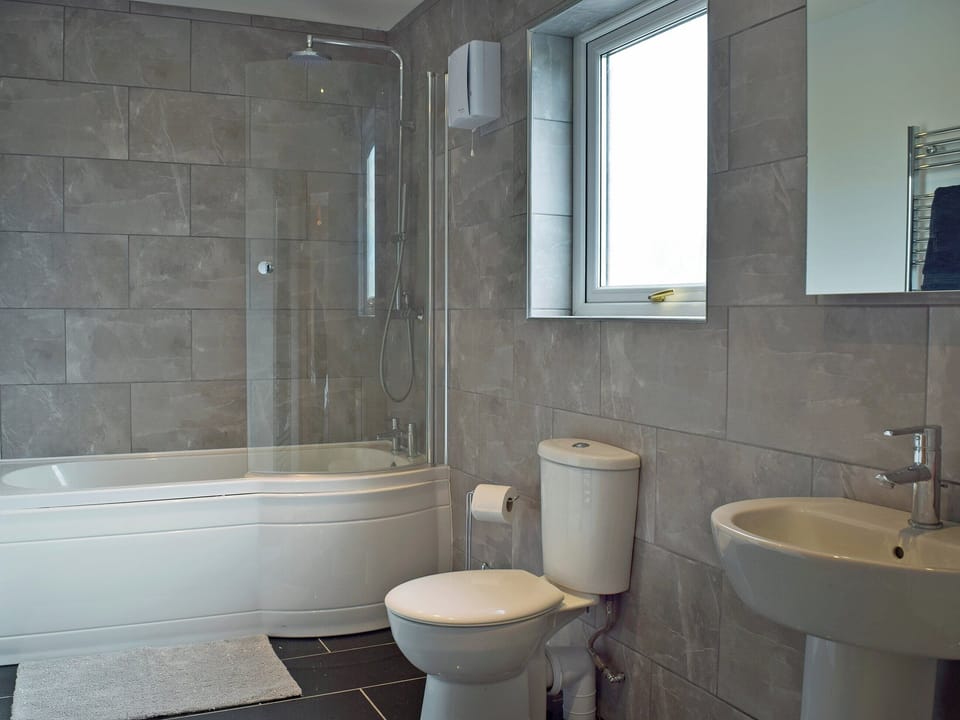 Generous sized en-suite | Y Hendy Llaeth, Red Roses, near Whitland