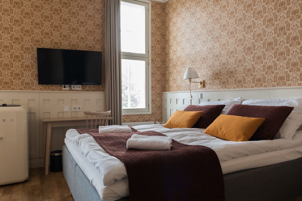 Minibar, desk, laptop workspace, free WiFi