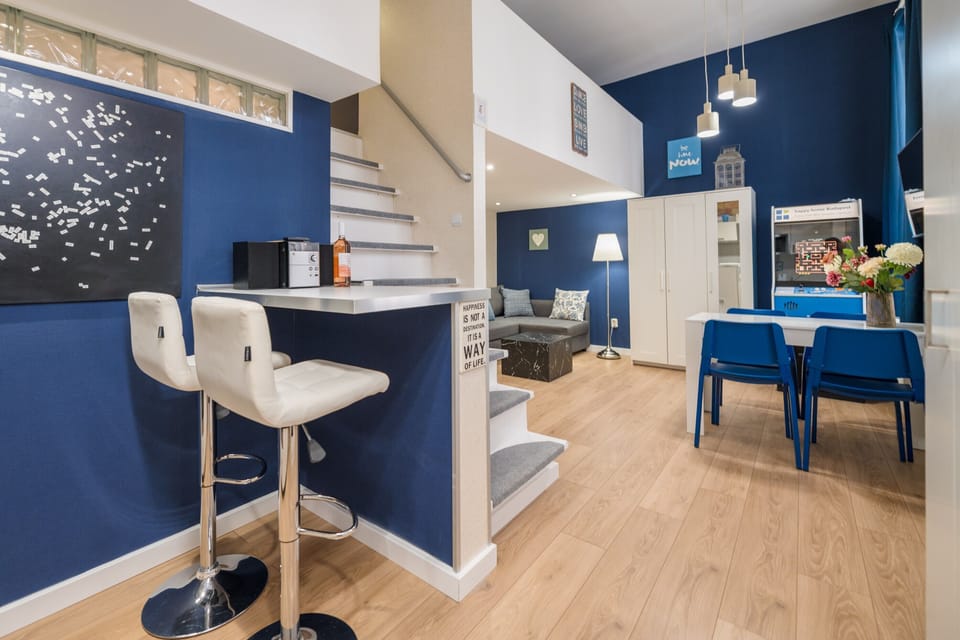 Design Apartment (BLUE) | Blackout drapes, soundproofing, iron/ironing board, WiFi (free)
