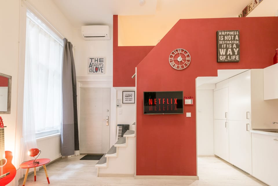 Design Apartment, 1 Queen Bed with Sofa bed (RED) | Desk, laptop workspace, blackout drapes, soundproofing