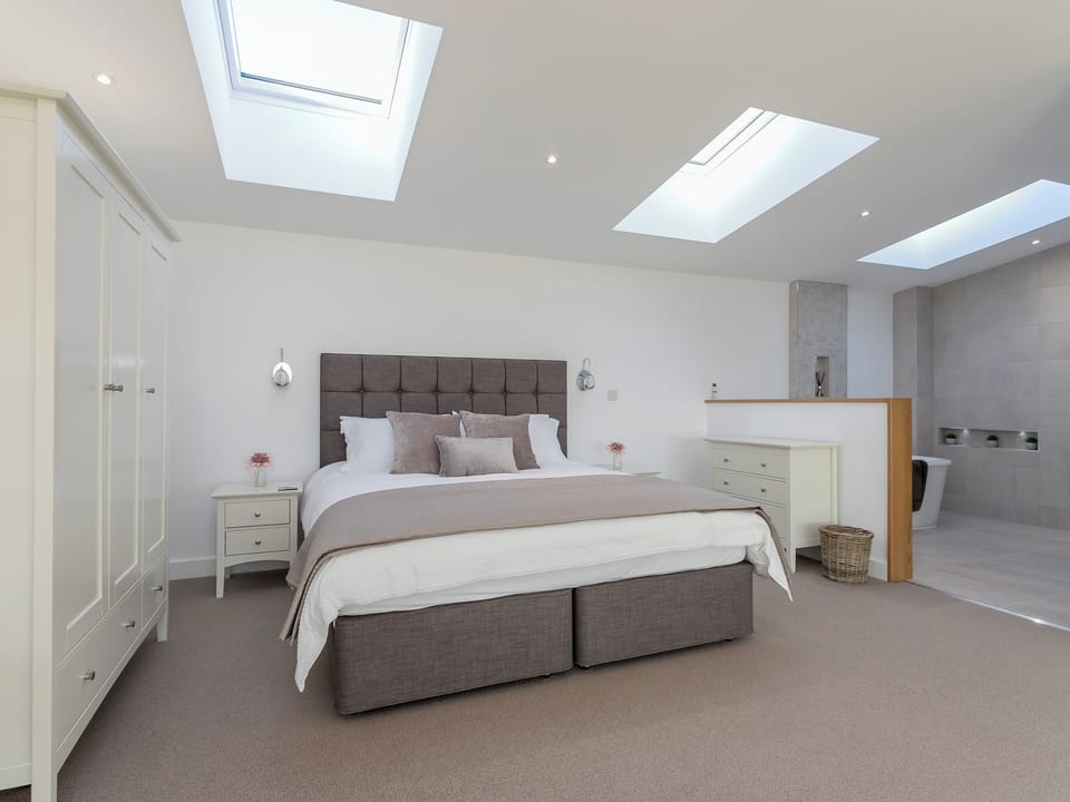 Spacious first floor en-suite double bedroom | The Lookout - Broadstone Barns, Ticknall, near Derby