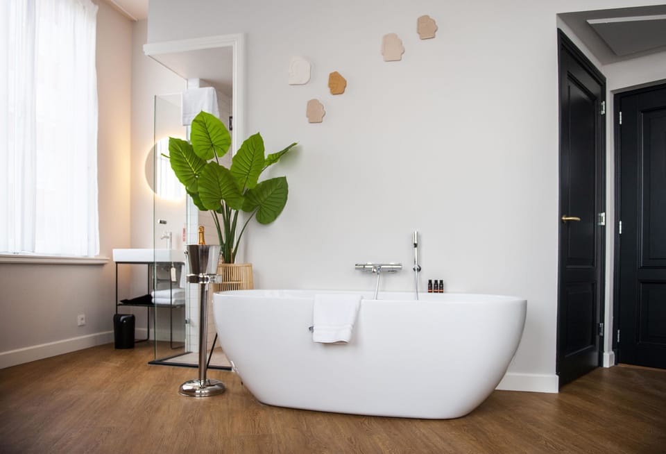 FINCH Supreme | Bathroom | Designer toiletries, hair dryer, towels, soap