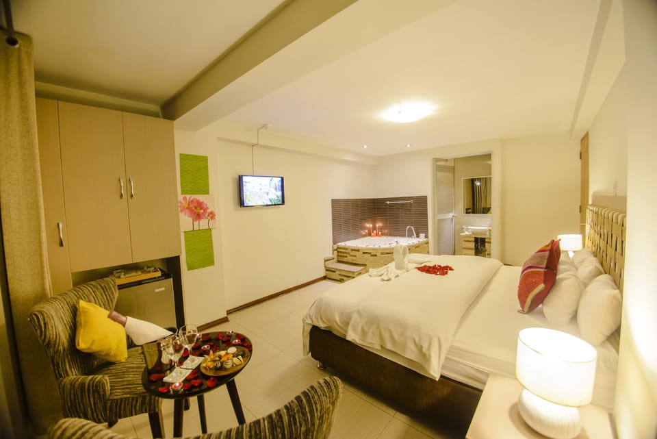 Junior Suite, 1 King Bed, Jetted Tub | In-room safe, desk, iron/ironing board, free WiFi