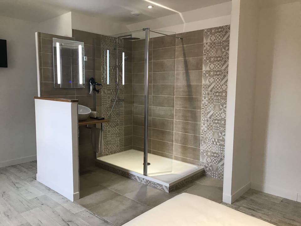 Deluxe Room | Bathroom | Free toiletries, hair dryer, slippers, towels