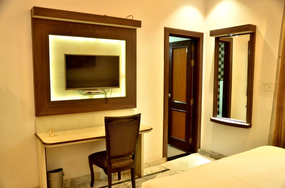 Executive Double Room | Individually decorated, individually furnished, blackout drapes
