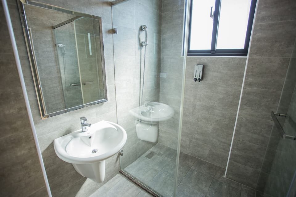 Family Room, Balcony | Bathroom | Shower, rainfall showerhead, hair dryer, towels