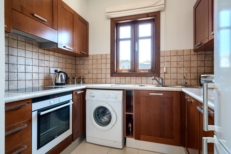 Apartment | Private kitchen | Coffee/tea maker, full-size fridge, microwave, oven