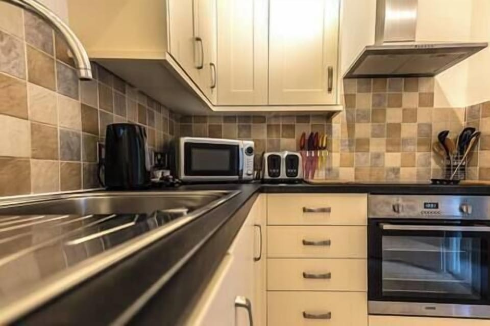 Centrally Located, Luxury Two Bedroom Apartment with En-suite in Swindon