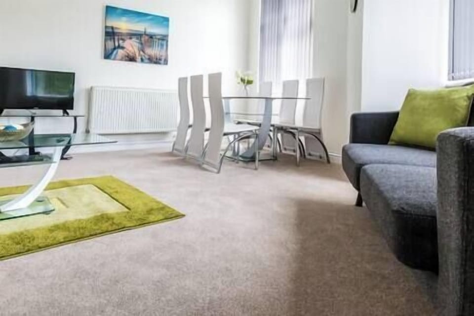 Centrally Located, Luxury Two Bedroom Apartment with En-suite in Swindon