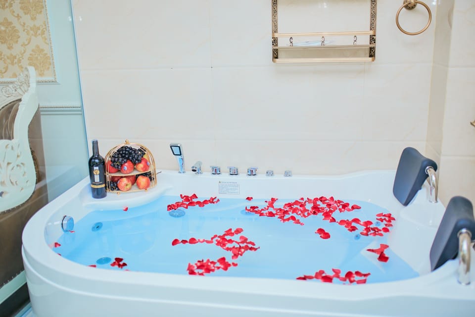 Deluxe Room, 1 King Bed, Bathtub | Bathroom | Free toiletries, hair dryer, slippers, bidet