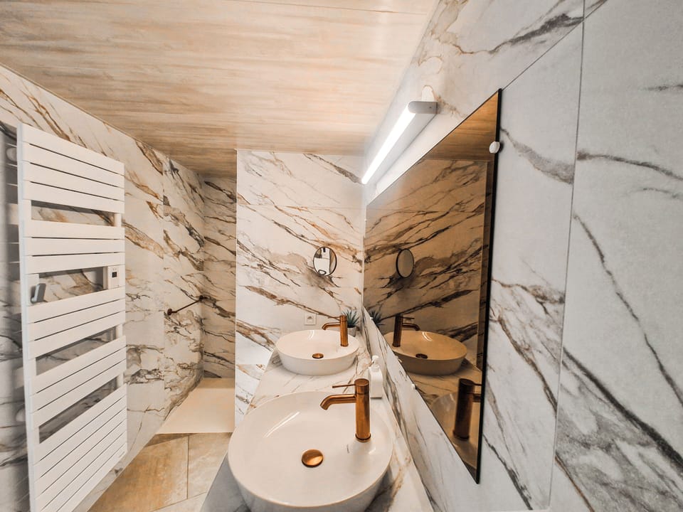 Luxury Apartment | Bathroom | Shower, free toiletries, hair dryer, towels