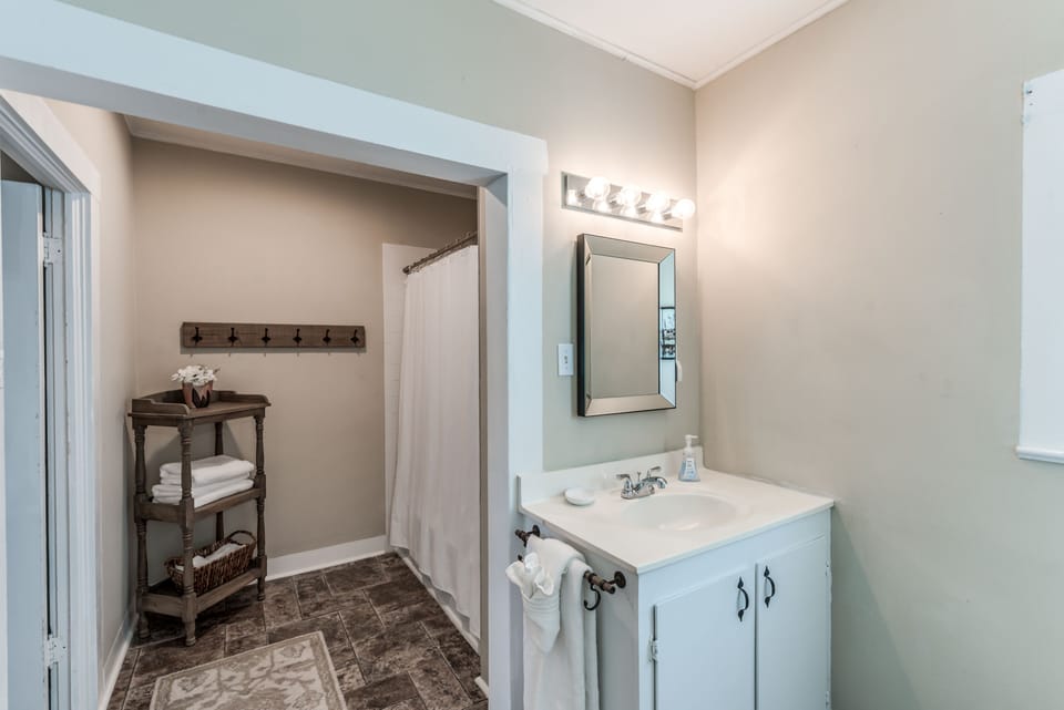 Jack n’ Jill Bathroom is fully stocked with soft blankets, linens and towels.