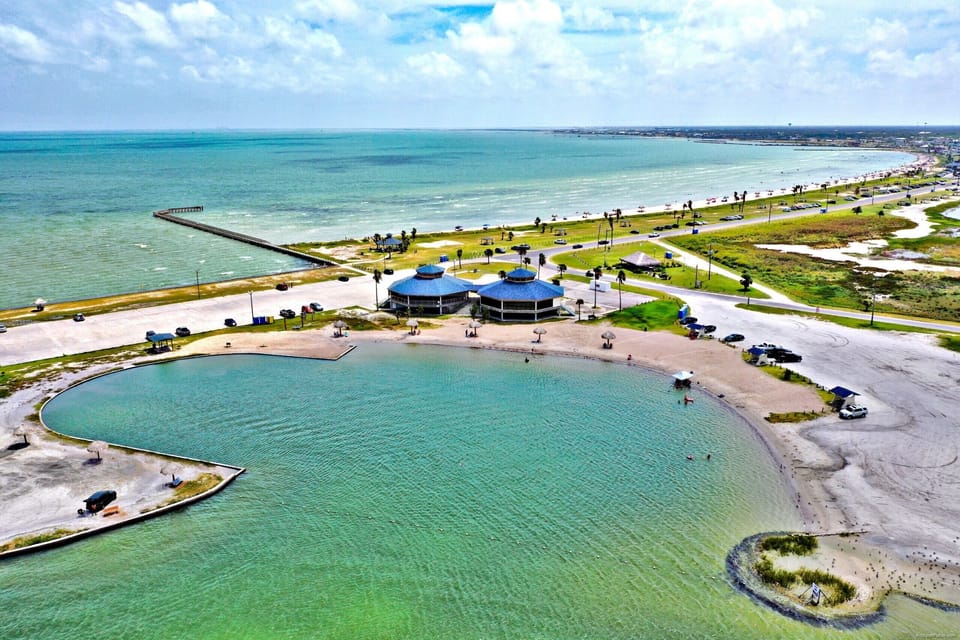 Less than 5 minutes to Rockport Beach and Saltwater Pool.