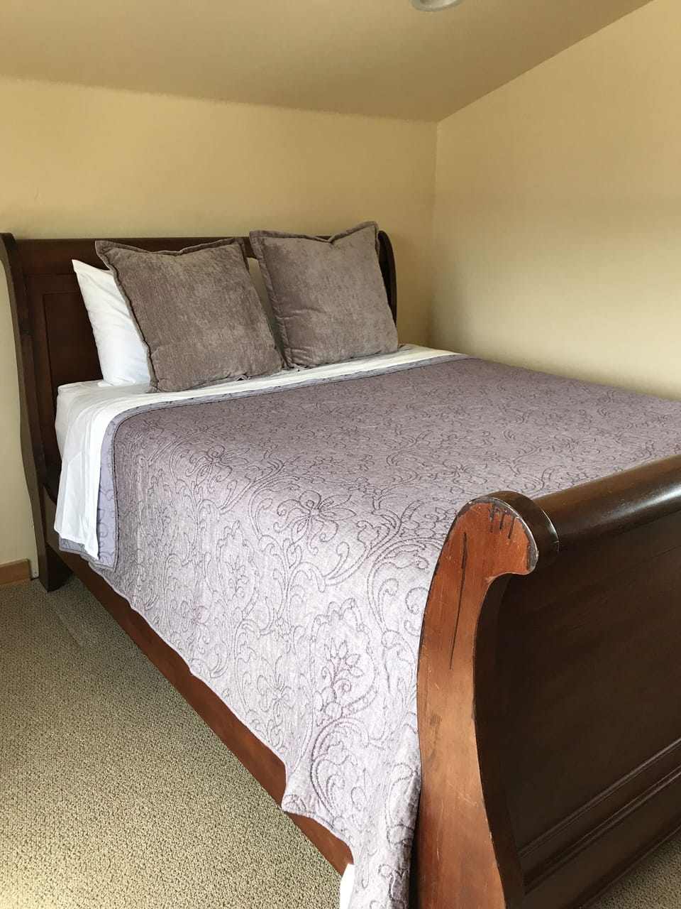 Upstairs queen bedroom w private bathroom + T.V