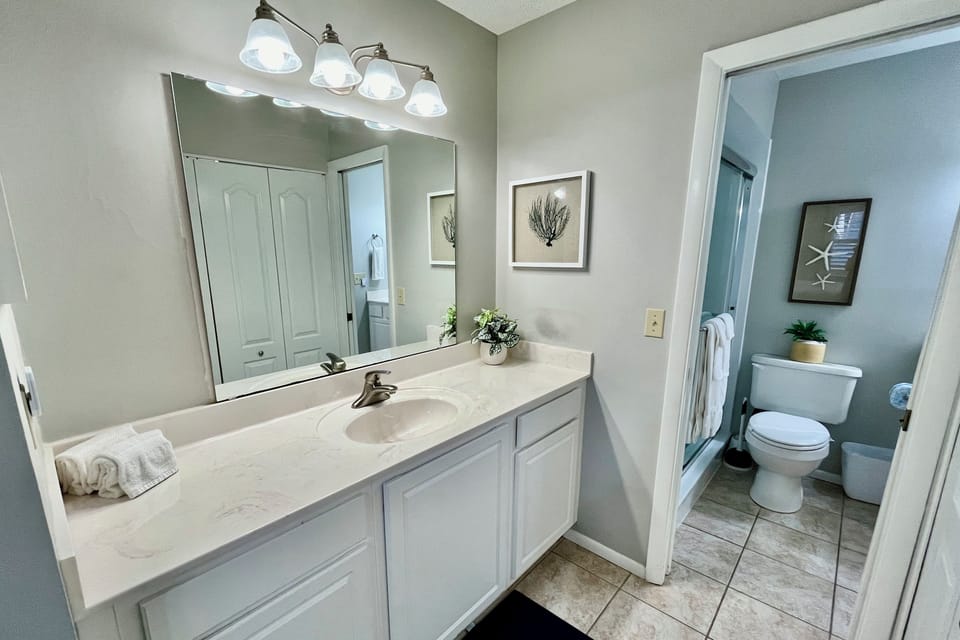 Bathroom 1 (en suite)