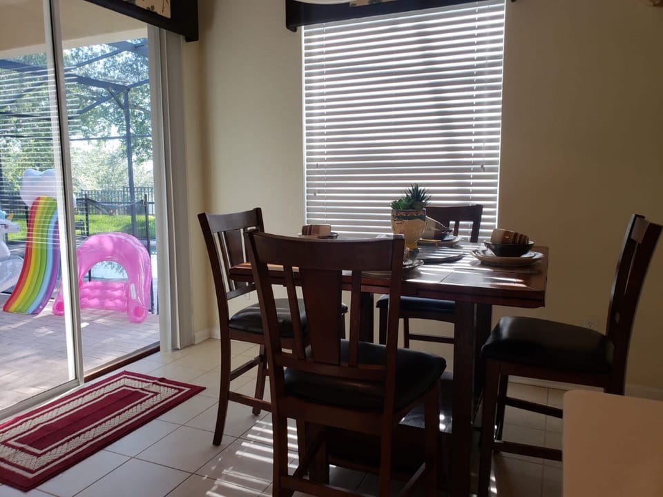 Breakfast with with plenty of sunshine ! 