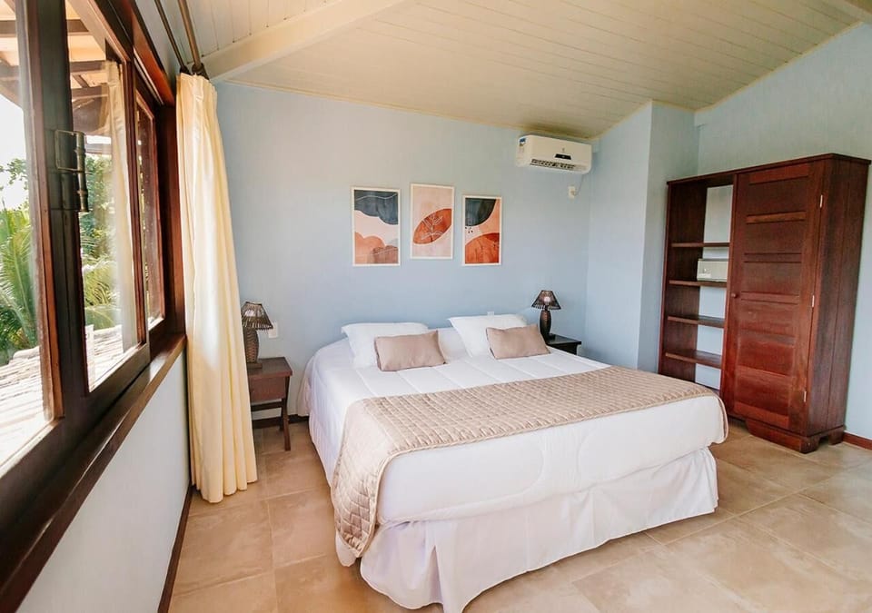 Minibar, blackout drapes, free WiFi, bed sheets