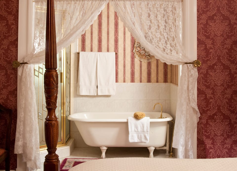 Comfort Room, 1 Queen Bed | Bathroom | Separate tub and shower, deep soaking tub, free toiletries, hair dryer