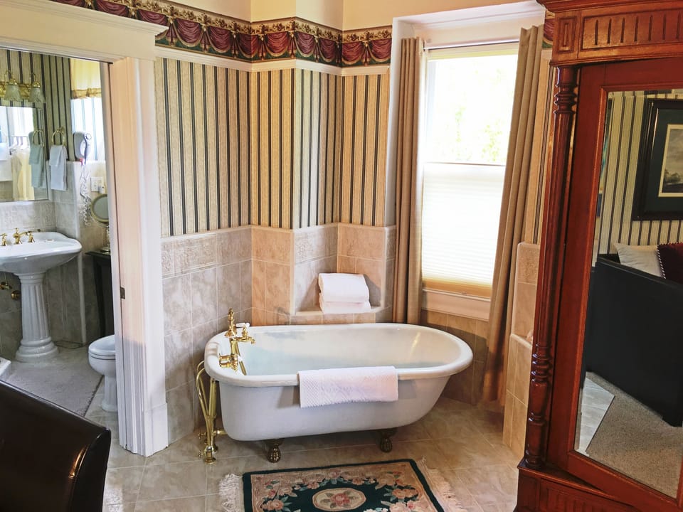 Deluxe Room, 1 King Bed | 1 bedroom, premium bedding, down comforters, pillowtop beds