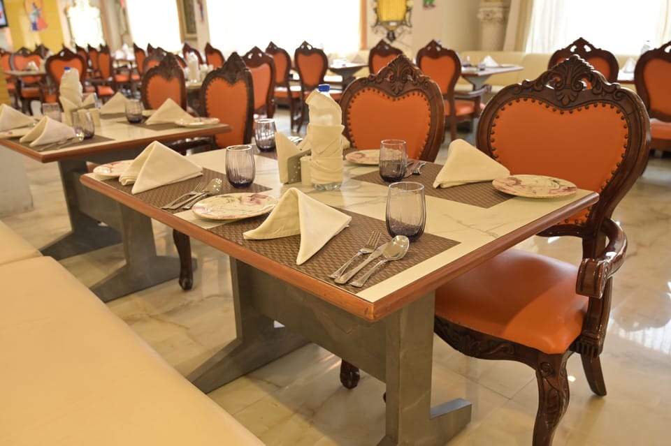 3 restaurants; breakfast, lunch, and dinner served