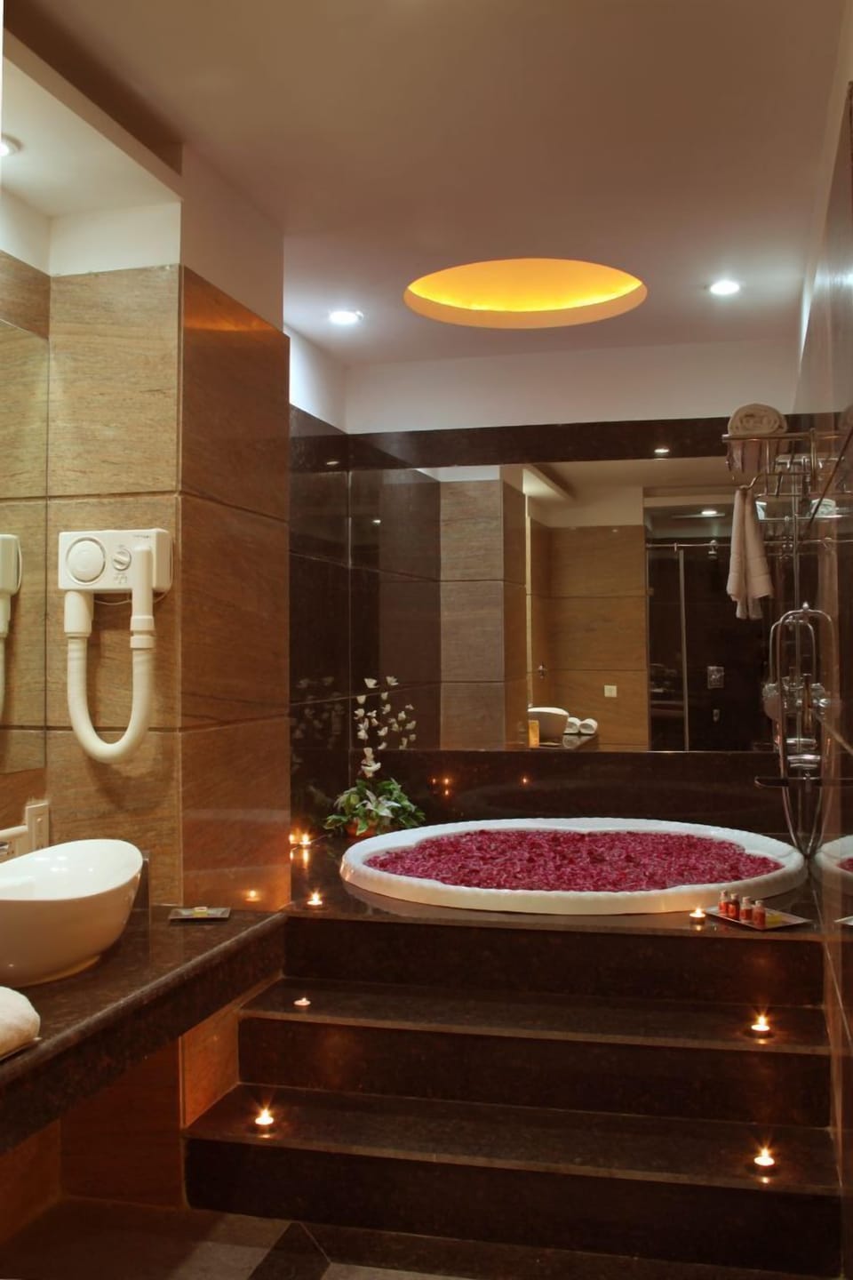 Royal Suite, 1 King Bed | Bathroom | Shower, free toiletries, hair dryer, towels