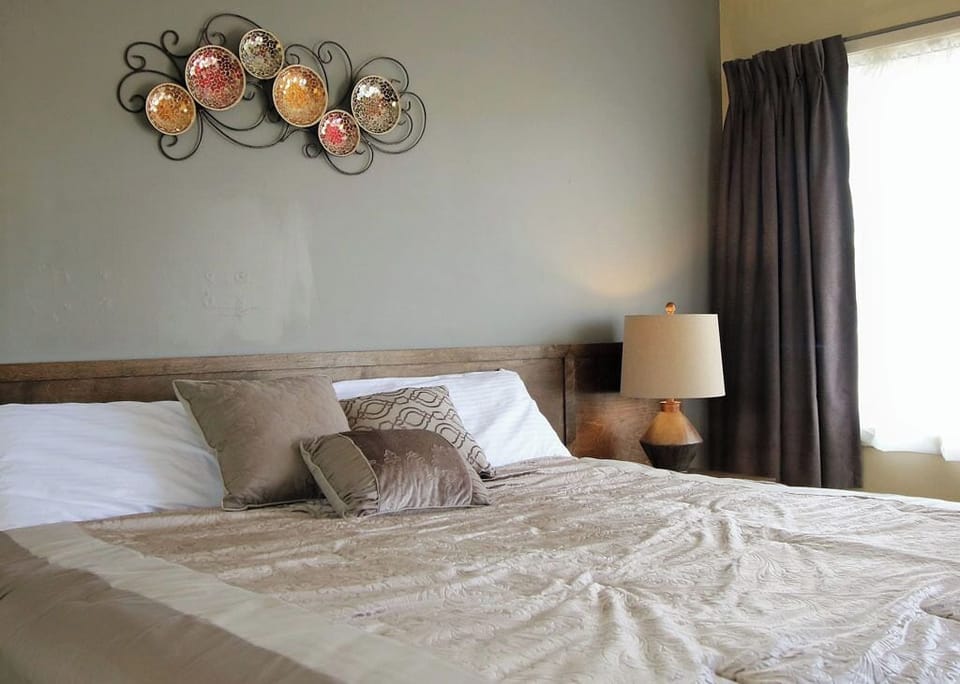 Deluxe Single Room, 1 King Bed | 1 bedroom, desk, laptop workspace, blackout drapes