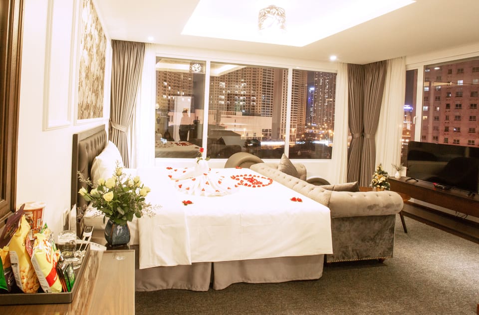 Executive Room, 1 King Bed | Minibar, in-room safe, desk, blackout drapes