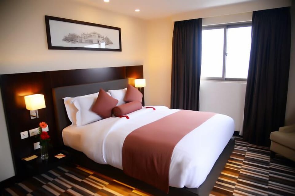 Superior Queen Room | In-room safe, desk, blackout drapes, soundproofing