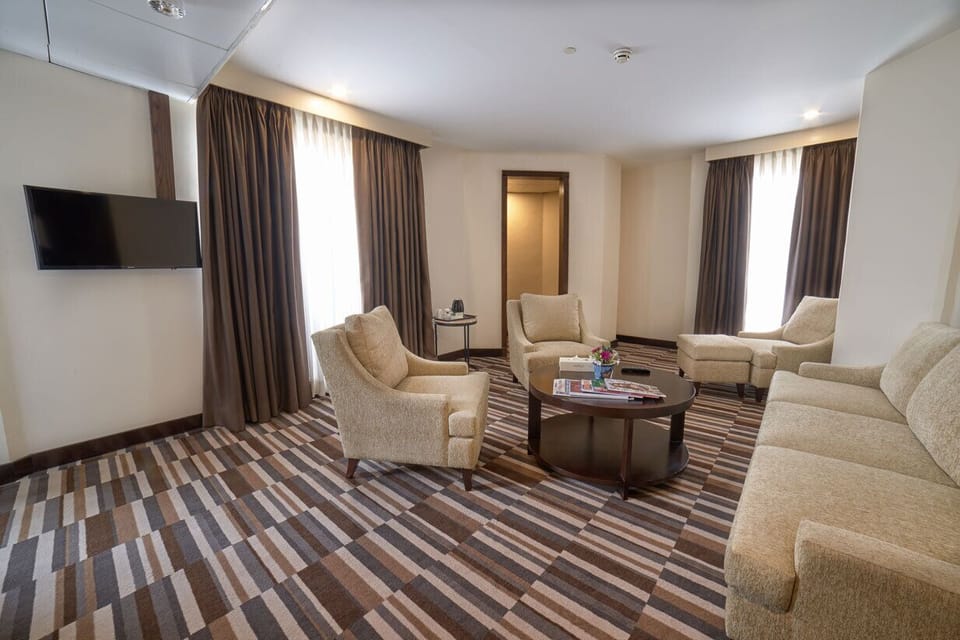 Deluxe Suite | Living area | Flat-screen TV